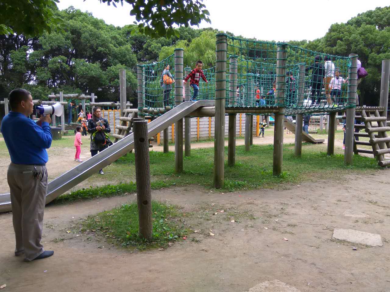 动力)设施进行专项安全突击检查,具体对园内的"攀岩,勇敢者道路,儿童